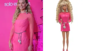 Margot Robbie i lalka Barbie w identycznych różowych sukienkach i błyszczących dodatkach. Inspirujące barbie stylizacje.