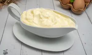 Mayonesa casera cremosa en salsera blanca. Aprende como hacer mayonesa casera con huevos frescos y aceite.