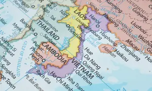 Mapa pokazuje południowo-wschodnią Azję. Widać tu Tajlandię, Laos, Kambodżę i Wietnam. Wietnam leży na wschodnim wybrzeżu Półwyspu Indochińskiego.