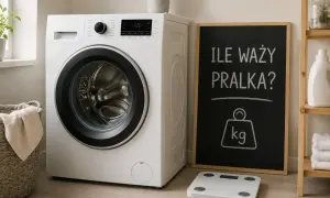 Biała pralka obok tablicy z napisem "Ile waży pralka?" i wagą łazienkową.