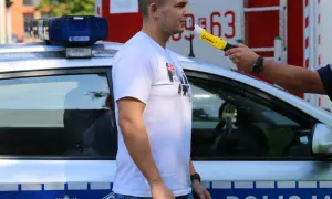 Policja w domu: Kiedy może badać alkomatem? Twoje prawa