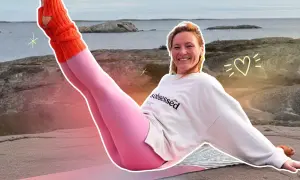 Kobieta w różowych legginsach i pomarańczowych ocieplaczach ćwiczy pilates na zewnątrz.