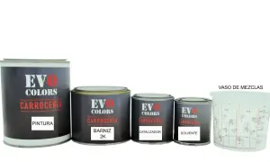 Latas de pintura bicomponente para carrocería: pintura, barniz 2K, catalizador y solvente, junto a un vaso de mezclas.