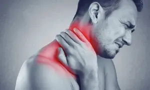 Man med smärta i nacken, möjligen spondylos nacke, håller handen mot det röda, inflammerade området.