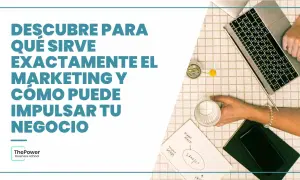Descubre qué es el marketing y para qué sirve para impulsar tu negocio. Imagen de un escritorio con laptop, celular y notas.