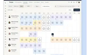 Interfaccia di un programma per turni di lavoro, con nomi, orari e giorni visibili.