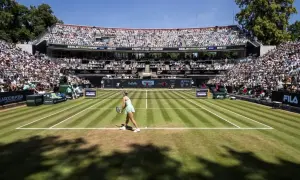 Tennisspielerin im Steffi-Graf-Stadion beim WTA Berlin Open. Volle Tribünen und Sonnenschein.