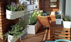 Tani balkon w bloku? Metamorfoza DIY bez fortuny!