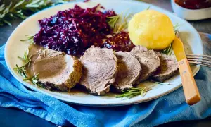 Saftiger Rinderbraten, Rotkohl und ein Klößchen – ein klassisches rinderbraten rezept, das Herz und Seele wärmt.