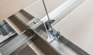 Metalowy stelaż sufitu podwieszanego z profilem UD i wieszakami.