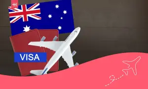 Avión de juguete sobre pasaportes y bandera australiana, listo para tu visa de work and holiday Australia.