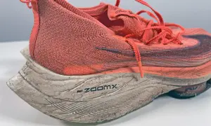 Scarpa da running Nike ZoomX arancione, usata ma ancora performante. La sua durata è testimoniata dai chilometri percorsi.