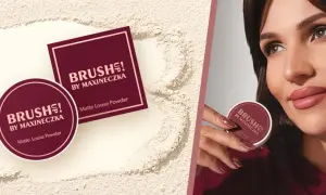 Jak dobrać puder do podkładu? Puszysty puder sypki "Brush! by Maxineczka" zapewni idealne wykończenie makijażu.
