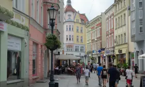 Spacer po urokliwej uliczce, gdzie kolorowe kamienice tworzą tło dla ludzi. To świetne miejsce, by zobaczyć w Zielonej Górze, co kryje się w sercu miasta.