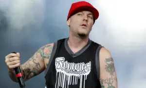 Fred Durst, jeden z członków Limp Bizkit, w czerwonej czapce i koszulce z napisem "Famous Stars & Straps".