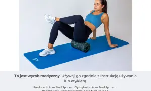 Kobieta na macie ćwiczy, jak masować mięsień gruszkowaty za pomocą rollera.