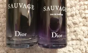 Dwa flakony Dior Sauvage Parfum 100ml na puszystym tle.