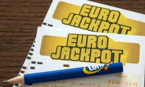 Dwa blankiety Eurojackpot i ołówek Lotto. Gdzie matematyka daje lepsze szanse niż w polskim lotto.