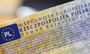Dowód rejestracyjny z napisem "WSPÓLNOTA EUROPEJSKA RZECZPOSPOLITA POLSKA". Widać symbol PL i gwiazdki UE. Brak miejsca w dowodzie rejestracyjnym.