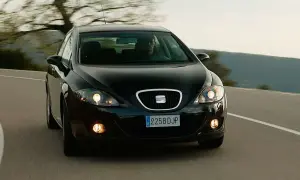 Czarny Seat Leon 2 z 2006 roku na zakręcie drogi.