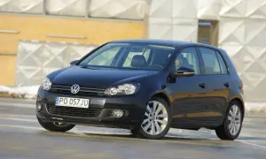 Czarny Volkswagen Golf VI GTD na zewnątrz, z widocznym numerem rejestracyjnym PO 057 JU.