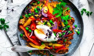 Buntes Reisgericht mit Gemüse und pochiertem Ei. Eine schnelle und leckere Idee, was man zu Reis essen kann.