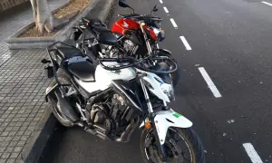Dos motos Honda, una blanca y otra roja, aparcadas en la calle. ¿Listo para obtener tu carnet a como sacarlo?
