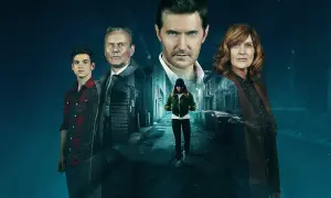 Fyra personer, inklusive en ung man och en kvinna i en gränd, i en mörk och mystisk stil som påminner om Harlan Coben serier.