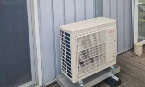 Fujitsu Außengerät auf einer Terrasse. Informieren Sie sich über die klimaanlage einbauen kosten.