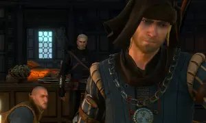 Geralt z Rivii w tle, podczas gdy dwaj mężczyźni w strojach z epoki omawiają spisek w Wiedźminie 3.