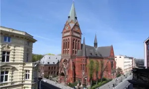 Imponująca ceglana bazylika, serce parafii Pamięcin, góruje nad miejskim krajobrazem.