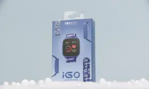 Niebieskie pudełko z aktywnym trackerem iGO Forever Active z motywem gier, na tle śniegu.