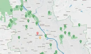 Mapa zielonych terenów i ścieżek rowerowych w okolicach Warszawy. Widać zaznaczone obszary zielone i punkty z ikonami rowerów.