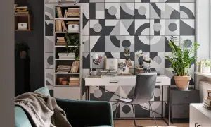 Jak urządzić mały pokój dla dorosłych: biurko, regał z książkami, wygodna sofa i geometryczna tapeta tworzą funkcjonalną przestrzeń.