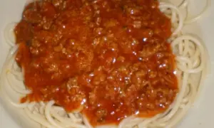 Pyszne spaghetti z mięsem mielonym w sosie pomidorowym. Klasyczne danie, które zawsze smakuje wyśmienicie.