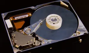Wnętrze dysku twardego, gotowe do partycjonowania za pomocą fdisk w Linux.