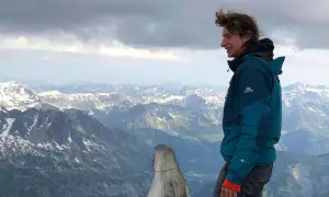 Robert Grasegger genießt die Aussicht auf schneebedeckte Berge.