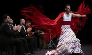Antonio, cantante flamenco, baila con pasión, su mantón rojo ondea mientras los músicos le acompañan.