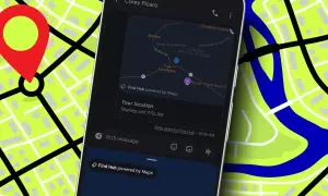 Telefon pokazuje, jak udostępnić lokalizację na mapie. Widoczny jest interfejs aplikacji z informacją o udostępnianiu pozycji.