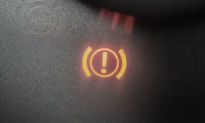 Voyant rouge allumé sur le tableau de bord, signalant un problème avec le voyant liquide de frein.
