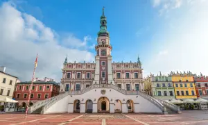 Ratusz i kolorowe kamieniczki na Rynku Wielkim to główne atrakcje, co można zwiedzić w Zamościu.