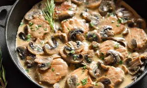 Un délicieux sauté de porc champignon, baignant dans une sauce crémeuse, garni de romarin frais.