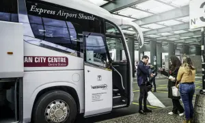 Autobus Express Airport Shuttle do centrum Mediolanu czeka na pasażerów.
