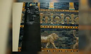Kamienna stela z reliefem, obok niej mozaikowa ściana z wizerunkiem lwa. To fragmenty nawiązujące do kodeksu Hammurabiego.