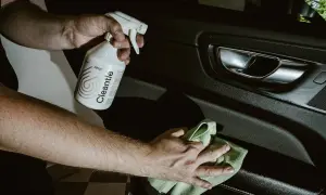Ręce czyszczą wnętrze samochodu, używając zasadowego APC Cleantle i zielonej mikrofibry.