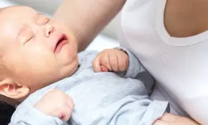 Ulewanie przez nos u dziecka: Co robić i kiedy iść do pediatry?