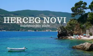 Herceg Novi, Czarnogóra: turkusowe morze, kamienista plaża z parasolami i łódka na wodzie. Idealne miejsce na wakacje.