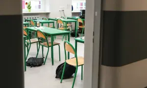 Puste ławki i krzesła w sali lekcyjnej, plecaki na podłodze. To znak, że zbliża się zakończenie roku szkolnego.