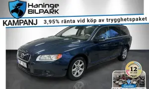 Mörkblå Volvo V70 med en kampanjtext om ränta. Bilen har en pålitlig volvo d3 motor.