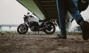 Motocykl CB1100 pod mostem. Idealny do kategorii A2 prawo jazdy, jaką pojemność?